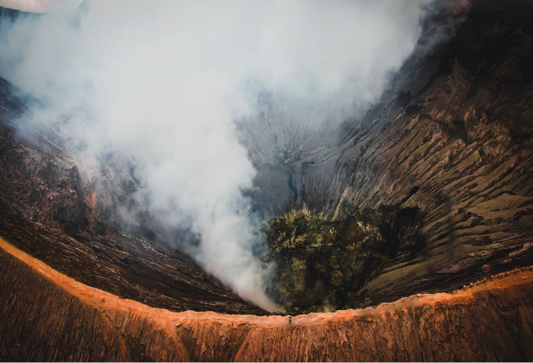 ruta por indonesia boca de un volcan expulsando humo visto desde arriba