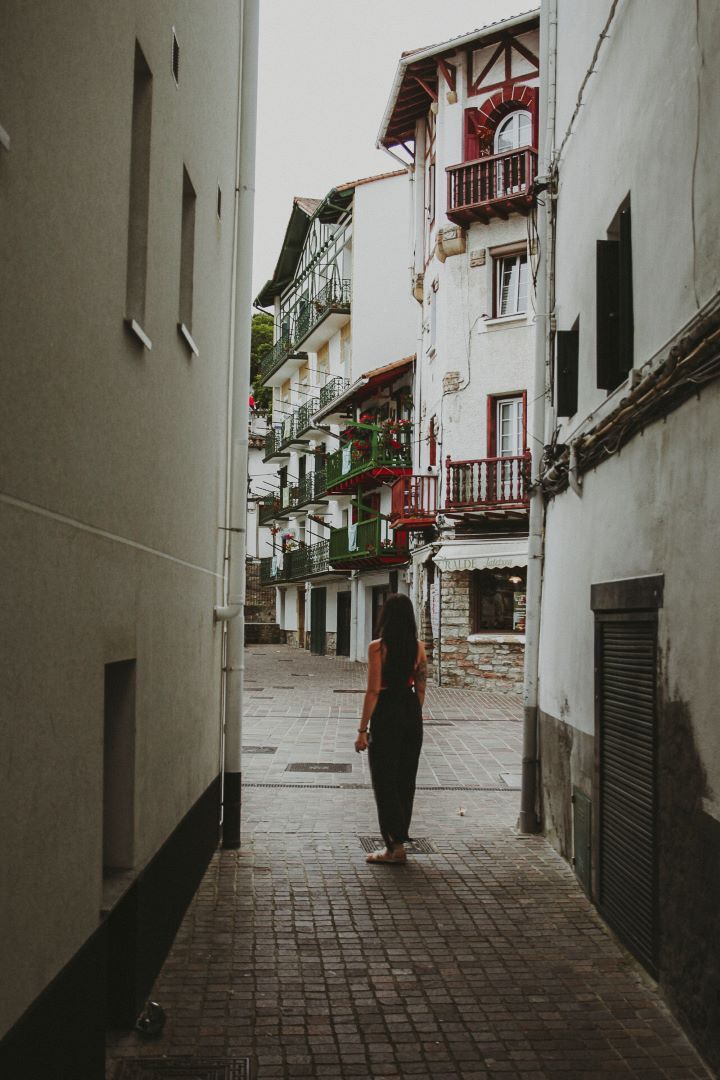 Calle estrecha y chica en medio de espaldas en un pueblo del norte en el pais vasco