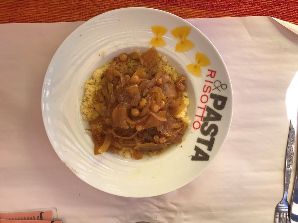 viajar a Marruecos comida marroqui cous cous, garbanzos y cebolla cocinada