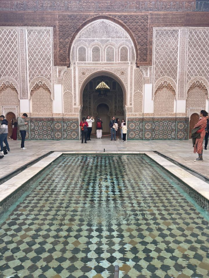 viajes a marrakech escuela de Marrakech, piscina interior con puerta marroquí al fondo