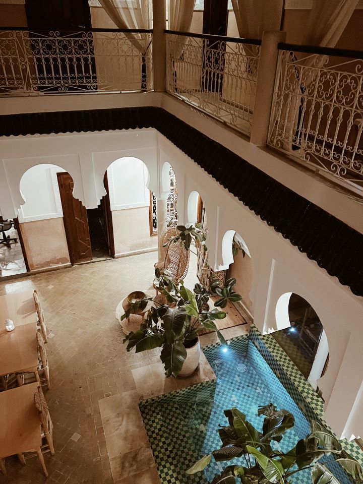 viajar a Marruecos Riad en Marrakech patio interior con piscina de un riad en marruecos visto desde arriba