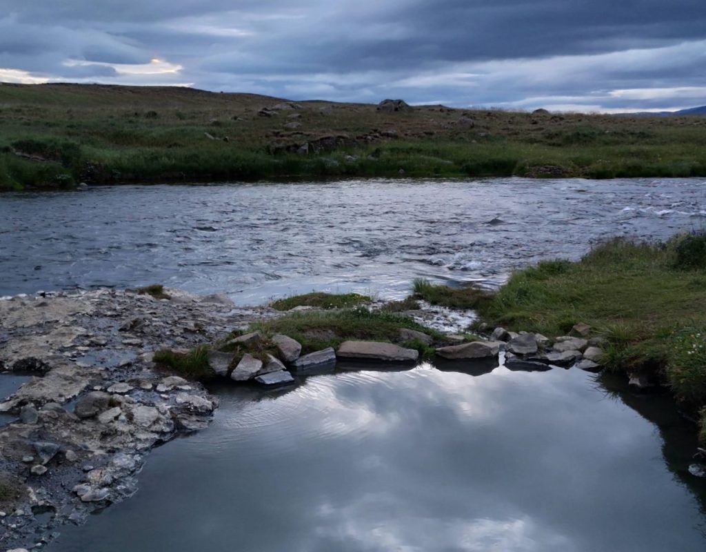Aguas termales Fosslaug en islandia, pequeña charca junto al rio