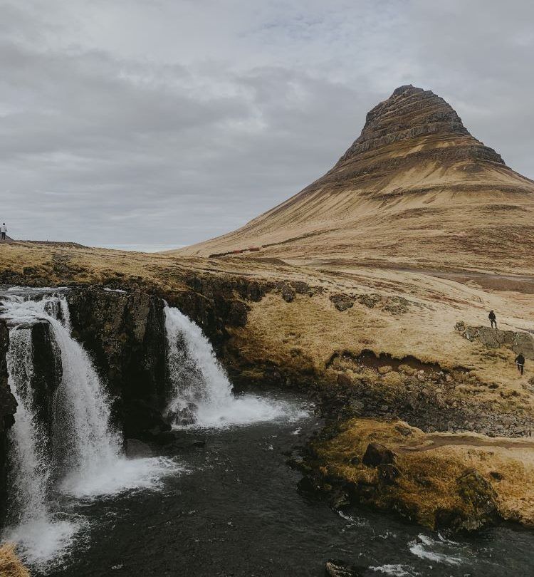 pequeñas caidas de agua islandia con montaña de fondo en forma de piramide