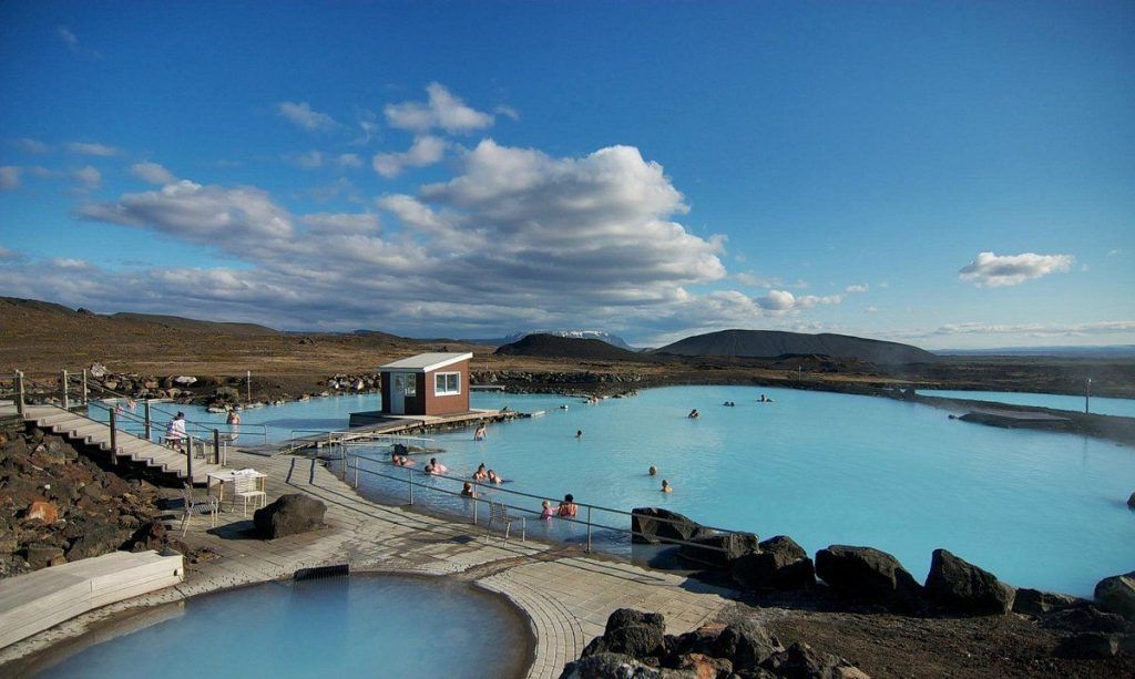 Aguas termales myvatn en Islandia, piscina de agua turquesa vista completa desde arriba