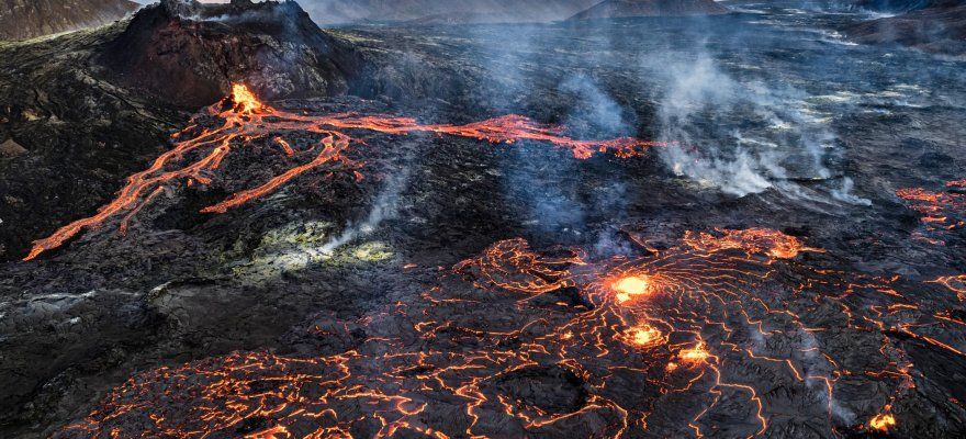 volcan en activo con lava humeante visto desde arriba