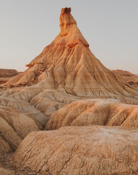 montaña erosionada en el desierto