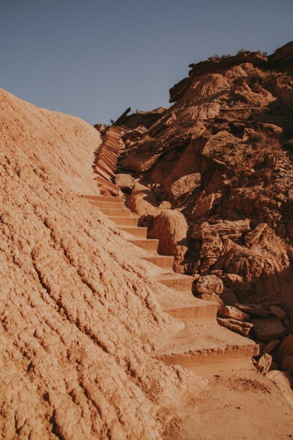 escaleras casi enterradas en la montaña desértica