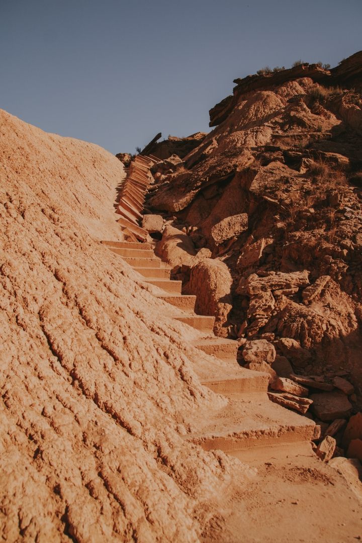 escaleras casi enterradas en la montaña desértica
