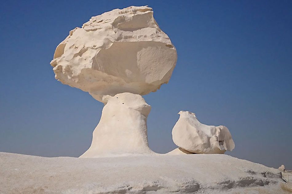 desierto blanco con piedra blanca