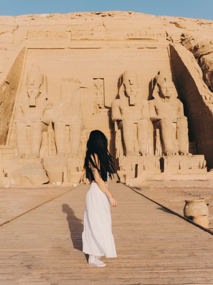 templo egipcio de fondo y chica en primer plano de espaldas
