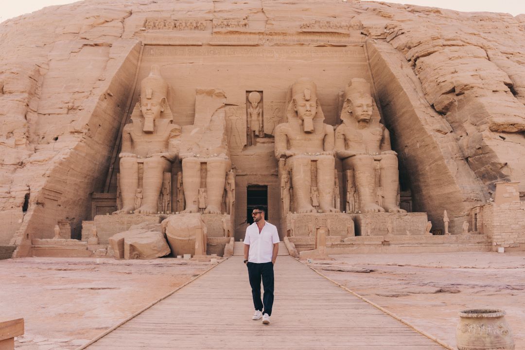 templo Egipto de fondo y chico caminando de frente