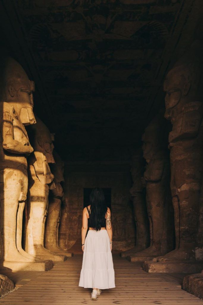 chica caminando hacia templo egipcio