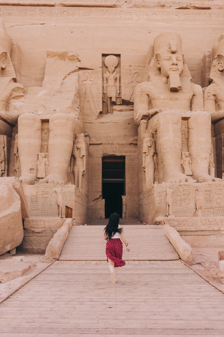 templo egipcio de fondo y chica corriendo hacia el