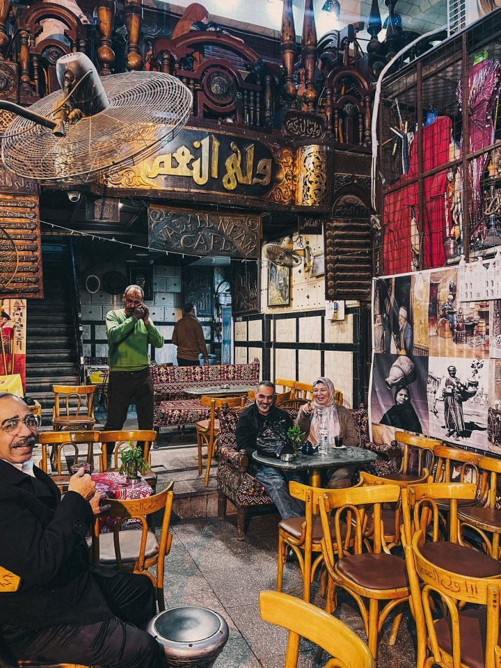cafeteria de egipto con terraza y gente sonriendo tomado algo