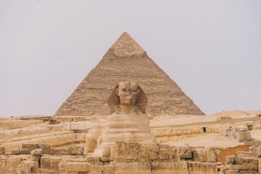 piramide de egipto de fondo y esfinge de frente