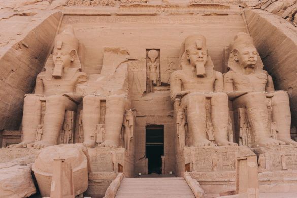 entrada a un templo egipcio con 4 estatuas en frente
