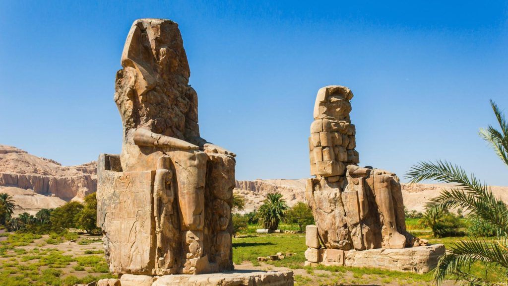 estatuas egipcias muy destrozadas por el tiempo en un campo