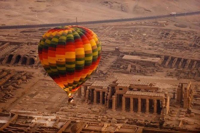 globo aerostático con templo de fondo egipcio visto aérea