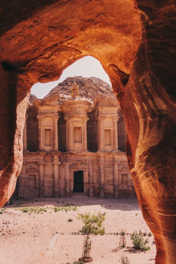 vista desde una cueva el templo esculpido en la misma piedra