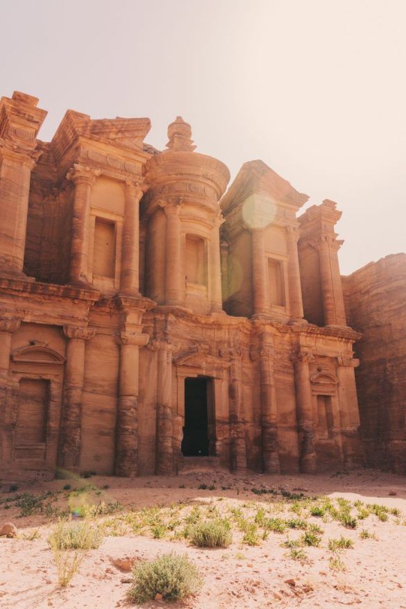 templo esculpido en la misma piedra visto desde abajo