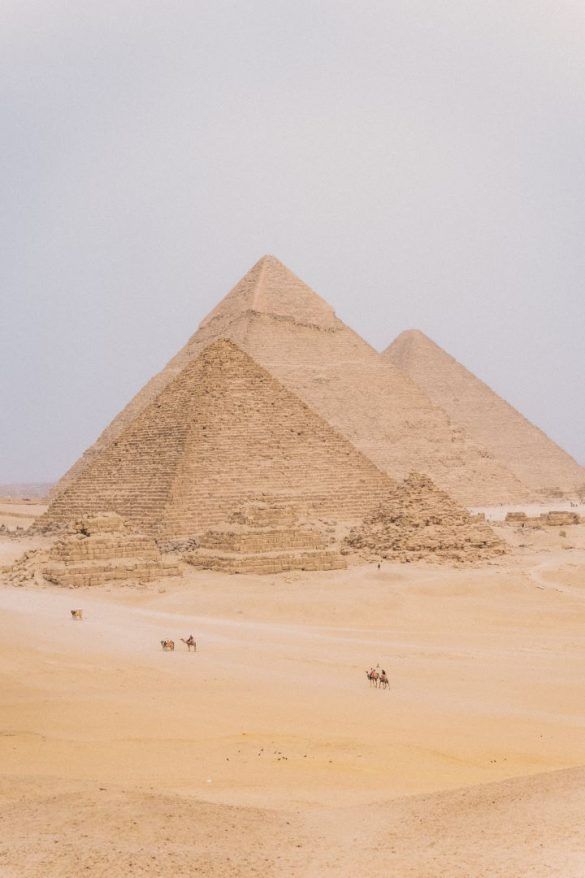 paisaje de las piramides de egipto vista desde un mirador