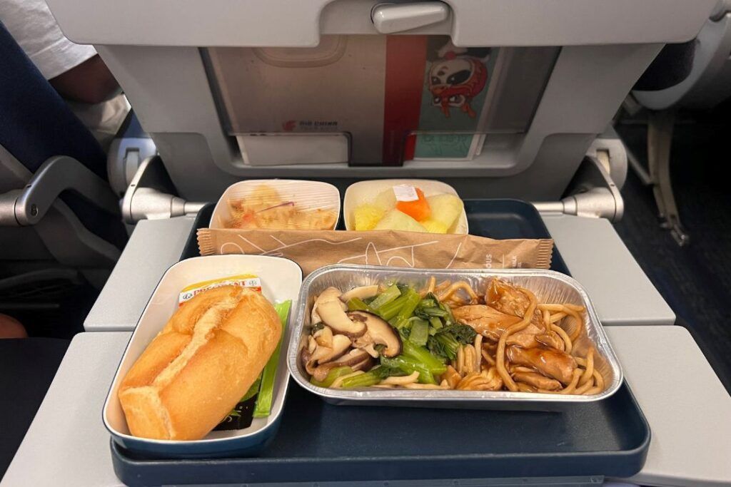 bandeja de comida en un avion