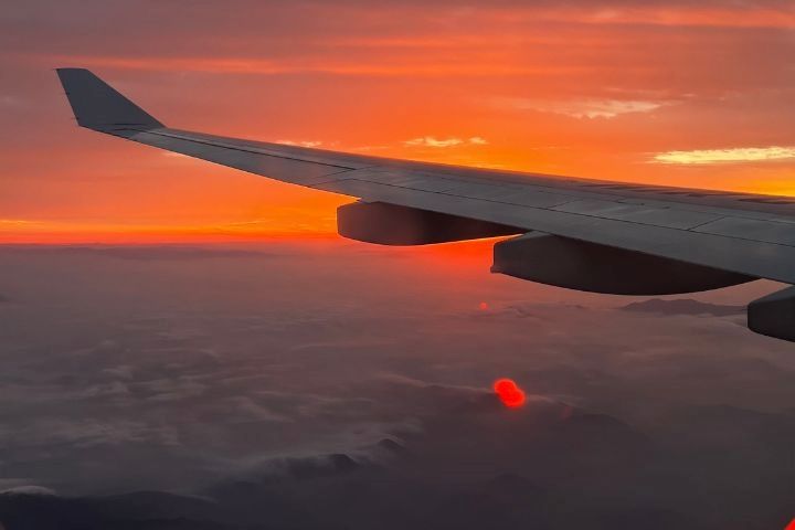 ala de avión al atardecer