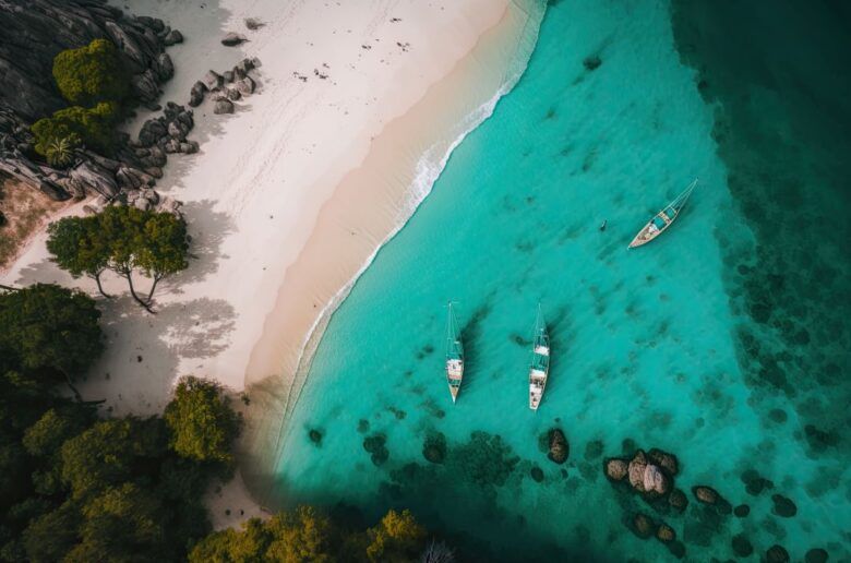 vista aerea de playa arena blanca con agua turquesa y kayaks