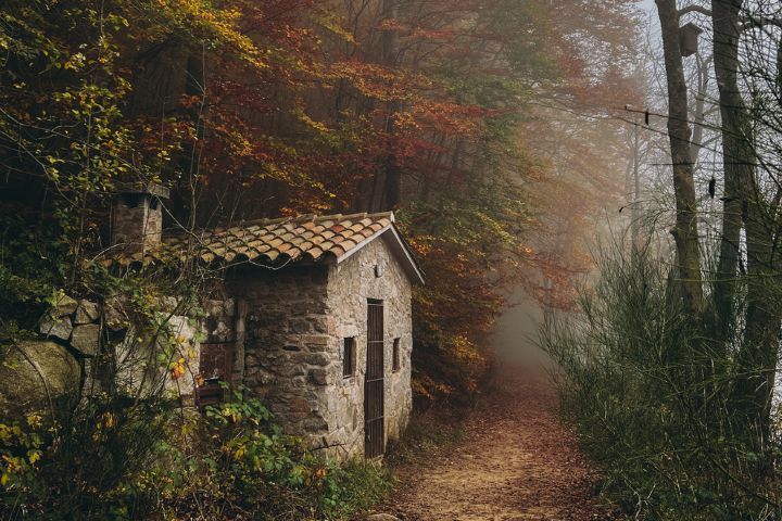 caseta en un paisaje otoñal